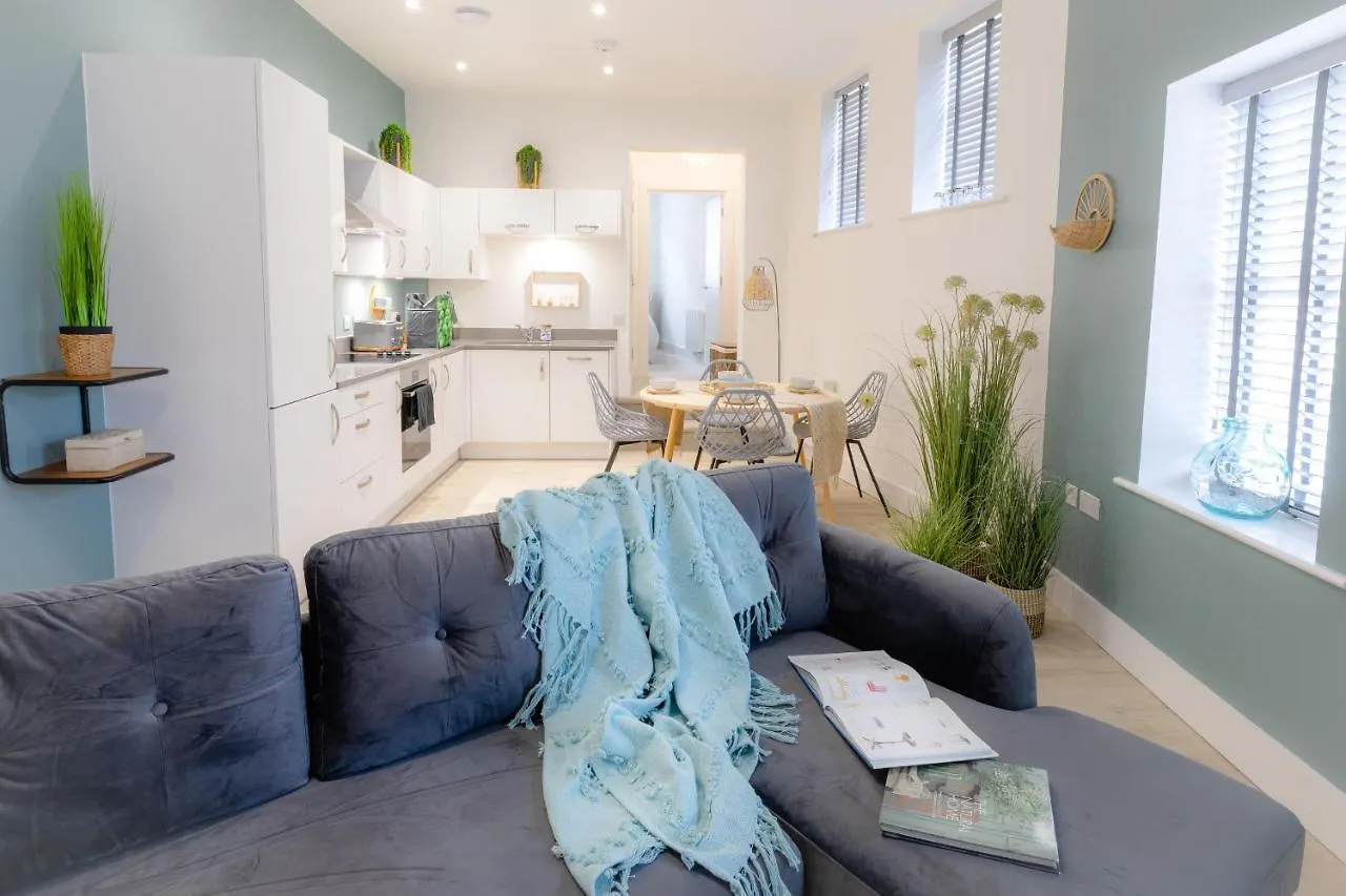 Courtyard Retreat- Free Evening Parking Apartment Southampton